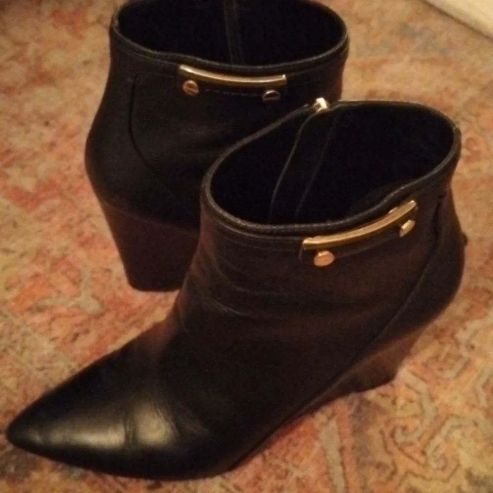 Hugo BOSS Elegant Luxury Black Leather Wedge Ankle Boots Size 38.5/9